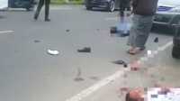 Warga dan Aparat Kepolisian saat mengevakuasi korban pembacokan di Jl. Halim Perdana Kusuma Bangkalan. (Dok. Istimewa)