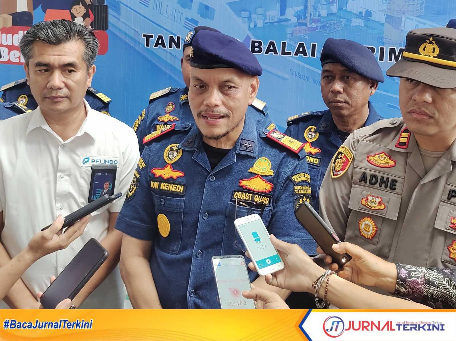 Kepala Kantor Syahbandar dan Otoritas Pelabuhan (KSOP) kelas I Tanjungbalai Karimun, Jon Kenedi diwawancara jurnalis, Kamis (6/4/2023). (JurnalTerkini.id/yogi)