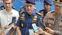 IMG_20230406_152523 Kepala Kantor Syahbandar dan Otoritas Pelabuhan (KSOP) kelas I Tanjungbalai Karimun, Jon Kenedi diwawancara jurnalis, Kamis (6/4/2023). (JurnalTerkini.id/yogi)