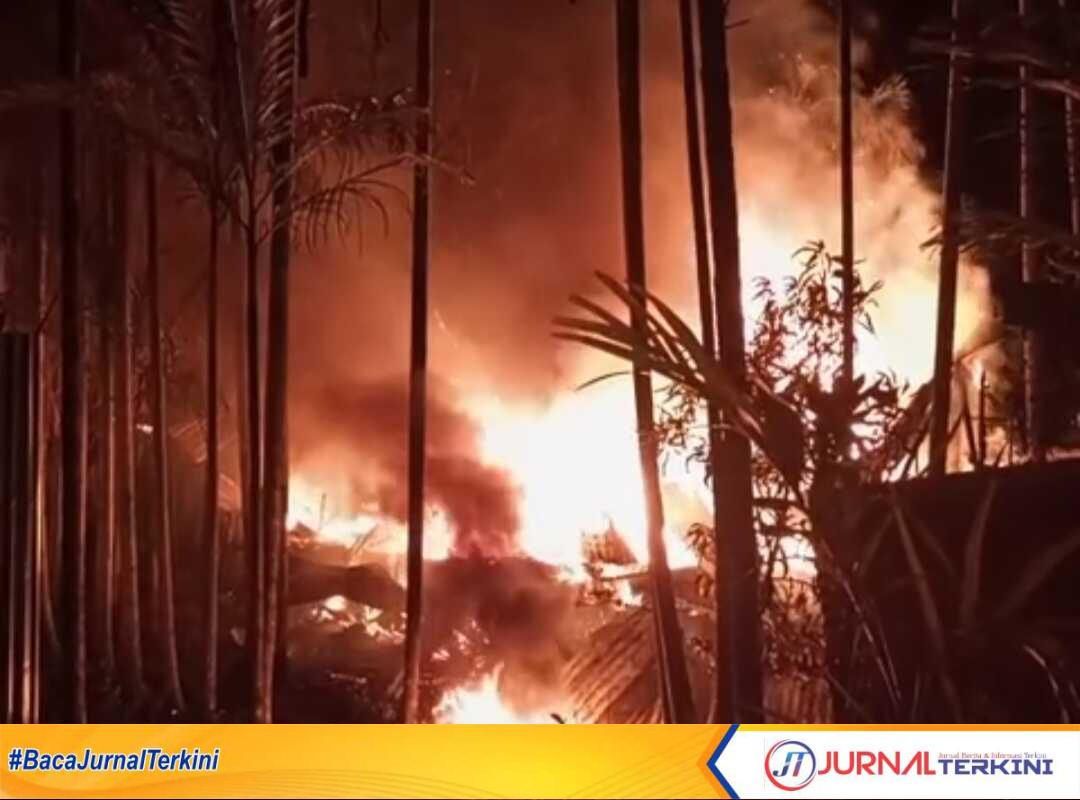 IMG_20230412_120416 Rumah Satria Jaya, warga Desa Perayun, Kecamatan Kundur Utara, Karimun, Kepulauan Riau ludes terbakar, Selasa (11/4/2023) malam. (foto istimewa)
