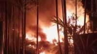Rumah Satria Jaya, warga Desa Perayun, Kecamatan Kundur Utara, Karimun, Kepulauan Riau ludes terbakar, Selasa (11/4/2023) malam. (foto istimewa)
