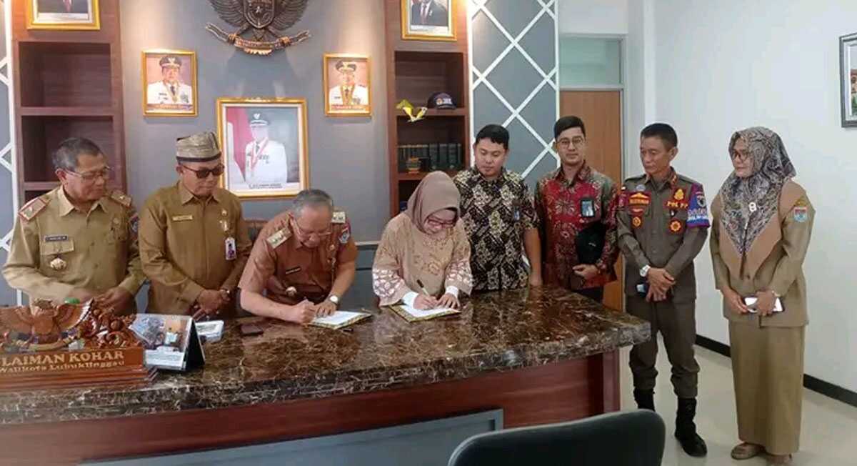 Jamkrindo bantu pengangkut sampah lubuklinggau Penandatanganan berita acara serah terima bantuand dua unit motor pengangkut sampah dari Jamkrindo kepada Pemkot Lubuklinggau, di ruangan Wakil Wali Kota Lubuklinggau, Senin (3/4/2023). (foto Iistimewa)