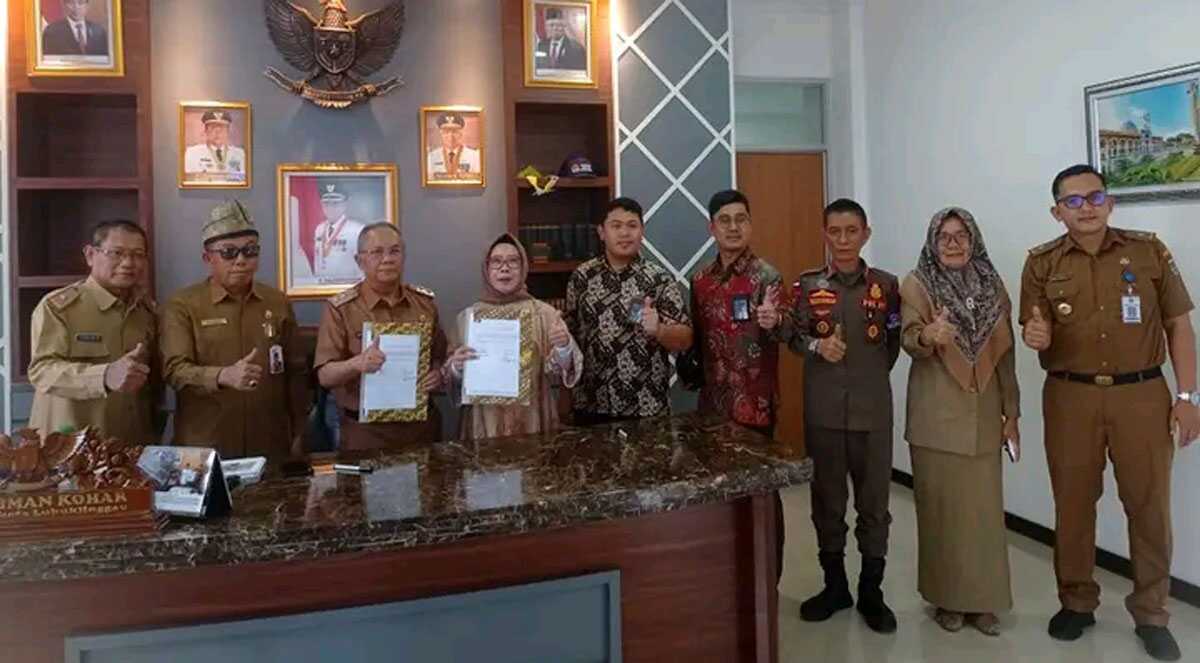 Foto bersama usai penandatanganan berita acara serah terima bantuand dua unit motor pengangkut sampah dari Jamkrindo kepada Pemkot Lubuklinggau, di ruangan Wakil Wali Kota Lubuklinggau, Senin (3/4/2023). (foto Iistimewa)