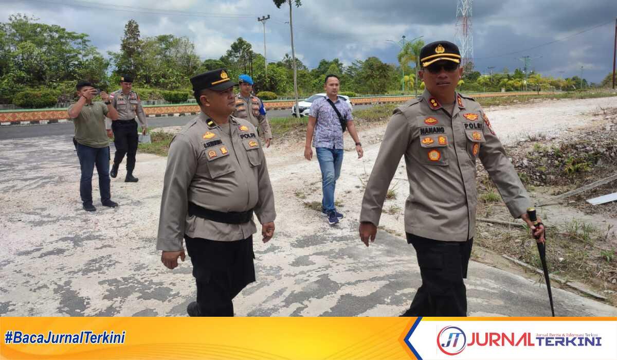 Kapolres Natuna AKBP Nanang Budi Santosa, S.I.K didampingi Padal Pam Ipda Guru Kinayan Sembiring melakukan pengecekan dan kontrol pengamanan kegiatan Ibadah Jumat Agung di gereja-geraja yang ada di wilayah Kepolisian Resor Natuna. (foto/ist)