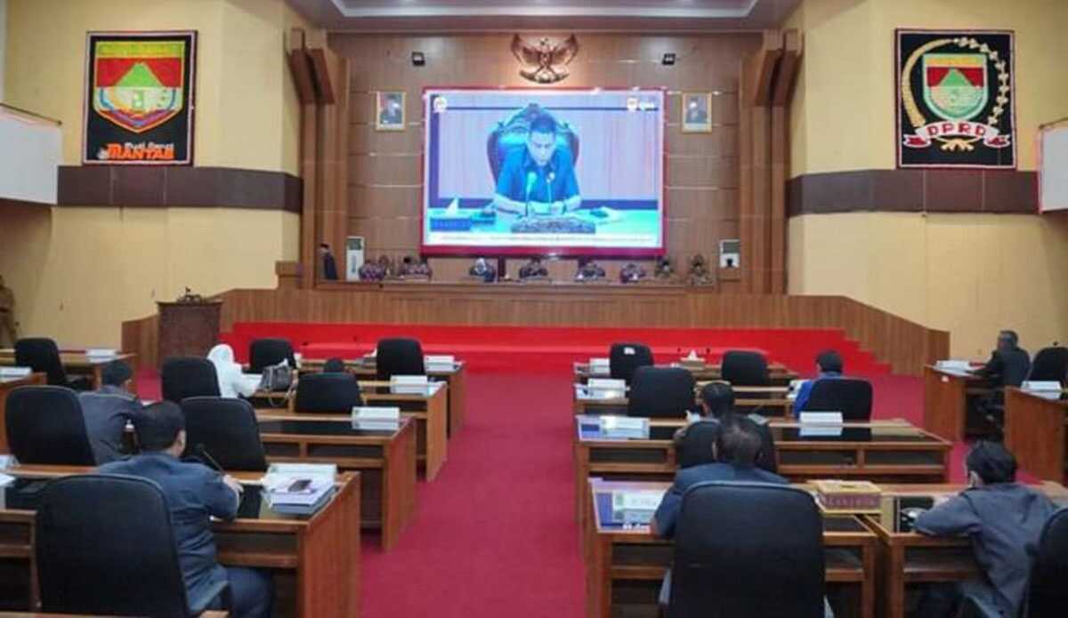Rapat paripurna DPRD Musi Rawas, Selasa (4/4/2023) di Gedung DPRD Musi Rawas mendengarkan LKPJ 2022 Bupati Hj Ratna Machmud. (foto istimewa)