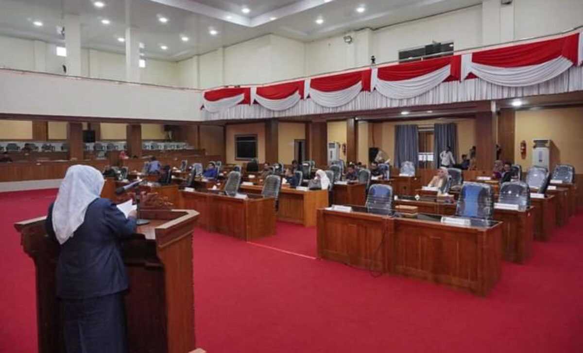 LKPJ Bupati Mura 2022 Bupati Musi Rawas Hj Ratna Machmud menyampaikan pidato pengantar LKPJ tahun anggaran 2022 dalam rapat paripurna DPRD Musi Rawas, Selasa (4/4/2023). (foto istimewa)