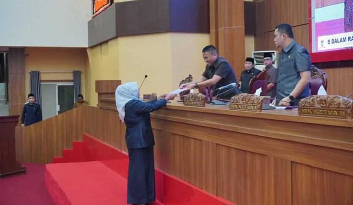 Bupati Musi Rawas Hj Ratna Machmud menyerahkan naskah LKPJ 2022 kepada pimpinan DPRD dalam rapat paripurna di Gedung DPRD Musi Rawas, Selasa (4/4/2023). (foto istimewa)