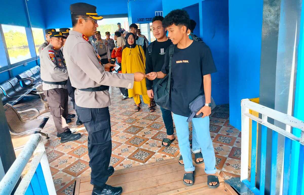 Mudik gratis polres natuna Kapolres Natuna AKBP Nanang Budi Santosa, S.I.K saat memberikan layanan mudik dan balik gratis kepada masyarakat dengan tujuan pelabuhan Binjai menuju Sedanau, Selasa (24/4/2023).. (foto Diskominfo Natuna)