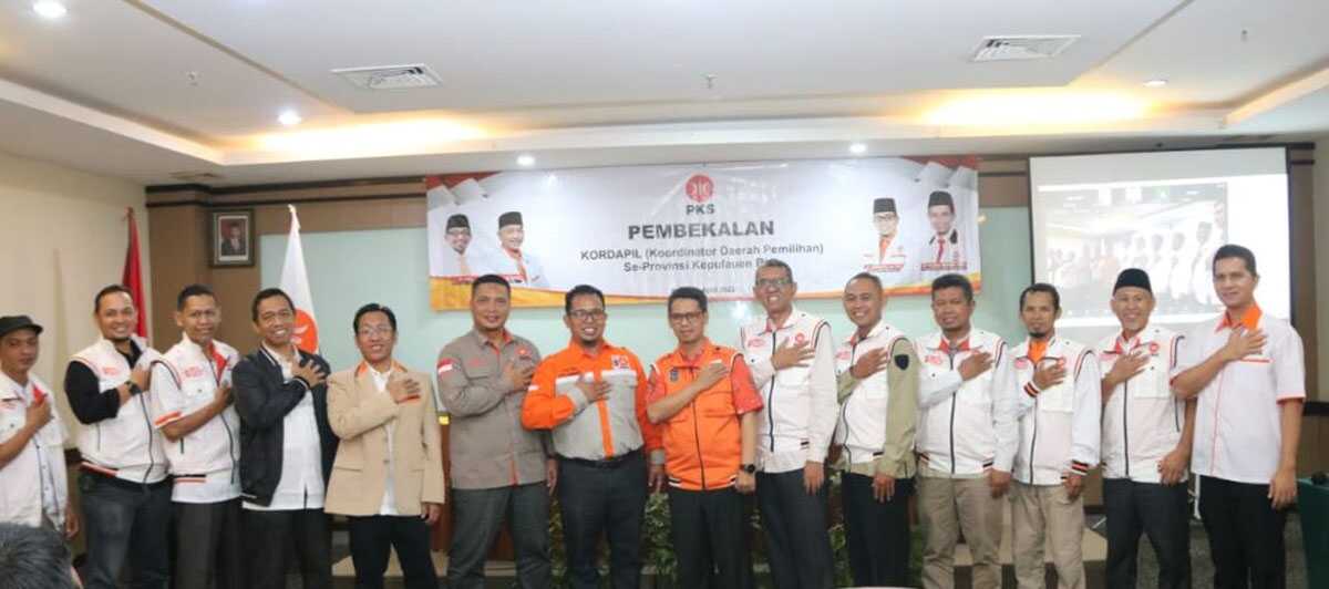 PKS Kepri Pengurus DPW PKS Kepri bersama Koordapil berfoto usai pelantikan di Hotel Wisma Batam, Sabtu (8/4/2023). (siberindo)