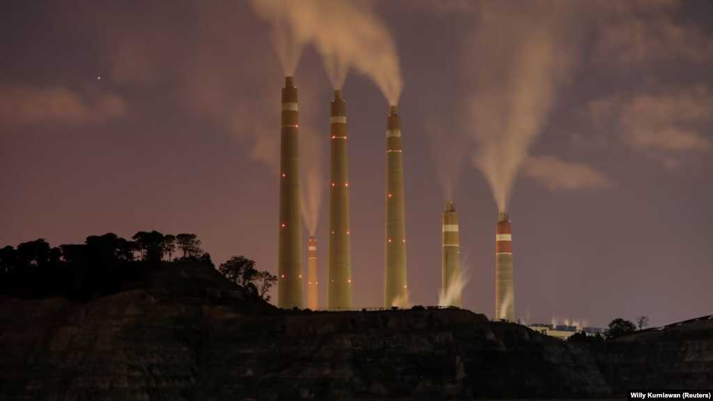 PLTU Batubara Indonesia Power Asap dan uap uap dari PLTU Batubara milik Indonesia Power, di sebelah Proyek PLTU Batubara Jawa 9 dan 10 di Suralaya, Banten. (Foto: REUTERS/Willy Kurniawan )