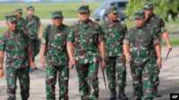 Panglima TNI yudo margono Panglima TNI Laksamana TNI Yudo Margono (tengah), berjalan bersama stafnya di Pangkalan Udara Juanda, Surabaya, Jawa Timur, Selasa, 18 April 2023. (AP/Trisnadi)
