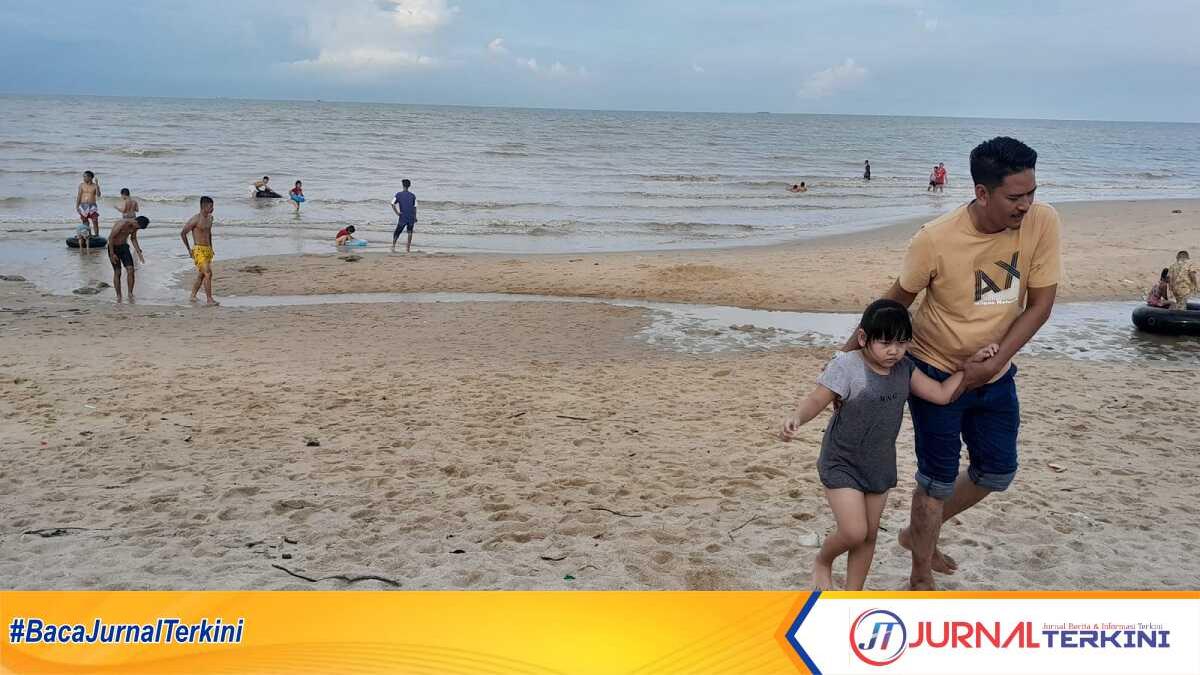 Sejumlah pengunjung berenang di Pantai Ketam pada H+3 Lebaran Idul Fitri, Selasa (25/4/2023). (JurnalTerkini.id/Rusdi)