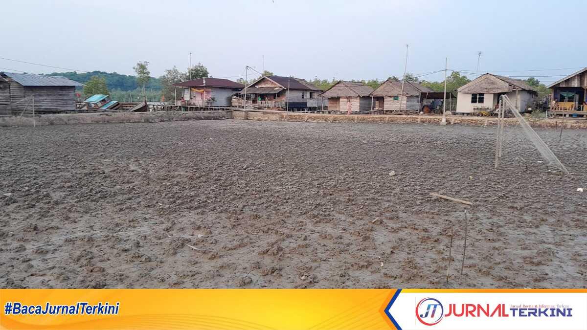 Lapangan dengan tanah rawa tempat warga suku Asli di pesisir Desa Sei Belat bermain bola. a(JurnalTerkini.id/rusdi)