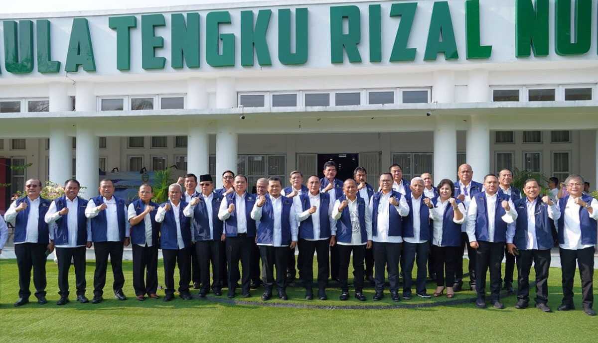 Bupati Asahan H Surya (5 kanan depan) berfoto bersama peserta Musrenbang Sumut yang digelar, Rabu (12/4/2023). (foto istimewa)