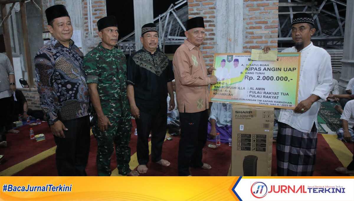 Safari ramadhan bupati asahan di desa pulau rakyat Bupati Asahan H. Surya, BSc memberikan bantuan kepada pengurus Masjid Besar Al-Amin Dusun II Desa Pulau Rakyat Tua Kecamatan Pulau Rakyat dalam kunjungan safari Ramadhan., Jumat (31/3/20243) malam. (JurnalTerkini.id/rizki)