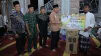 Safari ramadhan bupati asahan di desa pulau rakyat Bupati Asahan H. Surya, BSc memberikan bantuan kepada pengurus Masjid Besar Al-Amin Dusun II Desa Pulau Rakyat Tua Kecamatan Pulau Rakyat dalam kunjungan safari Ramadhan., Jumat (31/3/20243) malam. (JurnalTerkini.id/rizki)