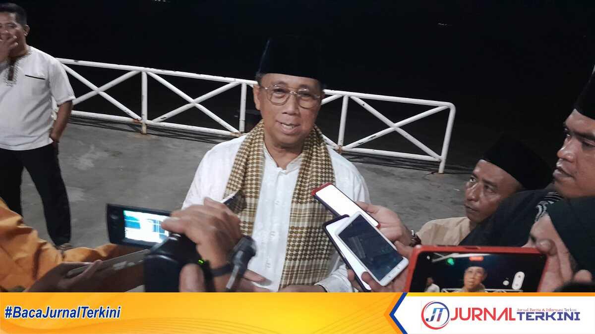 Wakil Bupati Karimun Anwar Hasyim diwawancarai jurnalis usai safari Ramadhan di Desa Parit, Kecamatan Selat Gelam, Selasa (4/4/2023) malam. (JurnalTerkini.id/Rusdianto)