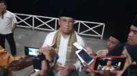Wakil Bupati Karimun Anwar Hasyim diwawancarai jurnalis usai safari Ramadhan di Desa Parit, Kecamatan Selat Gelam, Selasa (4/4/2023) malam. (JurnalTerkini.id/Rusdianto)