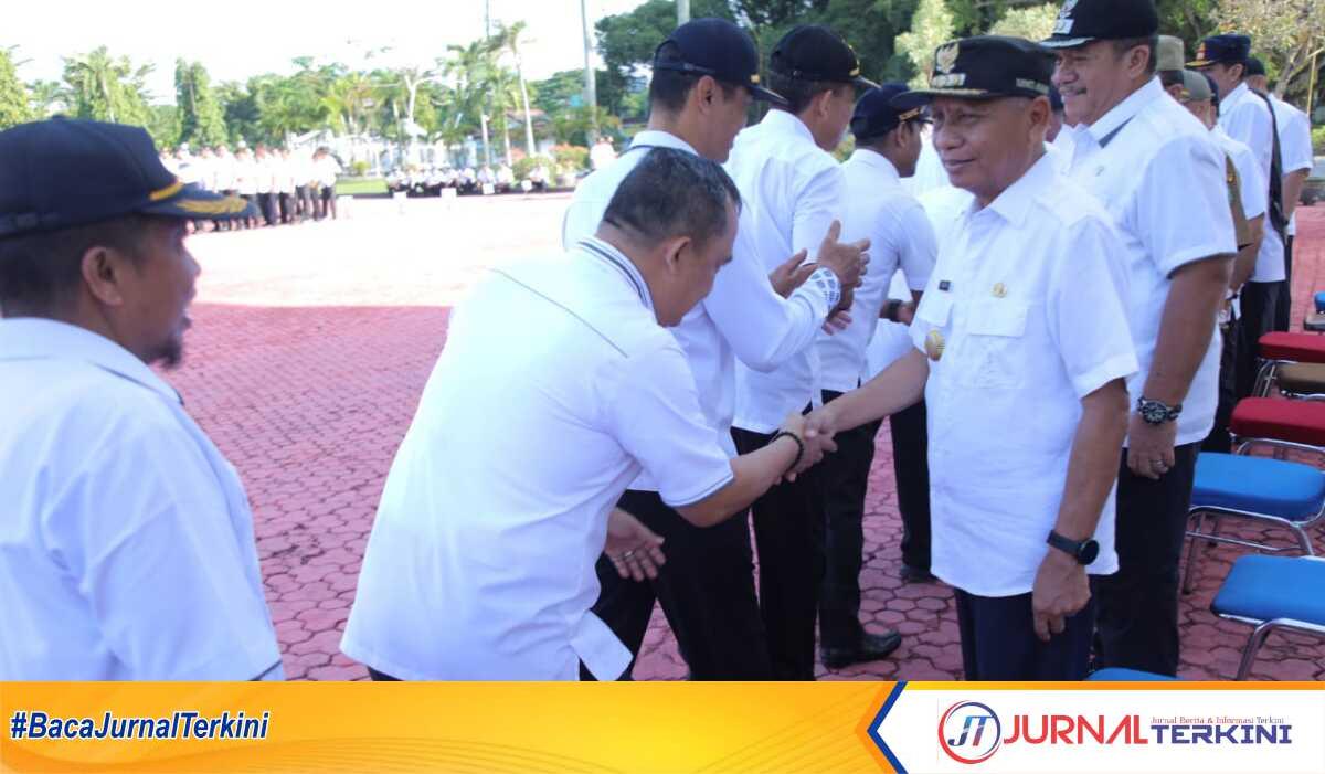 Bupati Asahan H Surya bersalaman dengan ASN usai apel gabungan usai Cuti bersama Lebaran di Kantor Bupati Asahan, Rabu (26/4/2023). (JurnalTerkini.id/rizki)