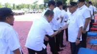 apel gabungan asal usai cuti lebaran Bupati Asahan H Surya bersalaman dengan ASN usai apel gabungan usai Cuti bersama Lebaran di Kantor Bupati Asahan, Rabu (26/4/2023). (JurnalTerkini.id/rizki)