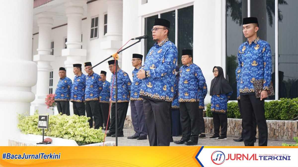 apel hari kesadaran nasional Sekda Asahan John Hardi Nasution memimpin apel Hari Kesadaran Nasional di Kantor Bupati, Senin (17/4/2023). (JurnalTerkini.id/rizki)