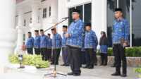 apel hari kesadaran nasional Sekda Asahan John Hardi Nasution memimpin apel Hari Kesadaran Nasional di Kantor Bupati, Senin (17/4/2023). (JurnalTerkini.id/rizki)