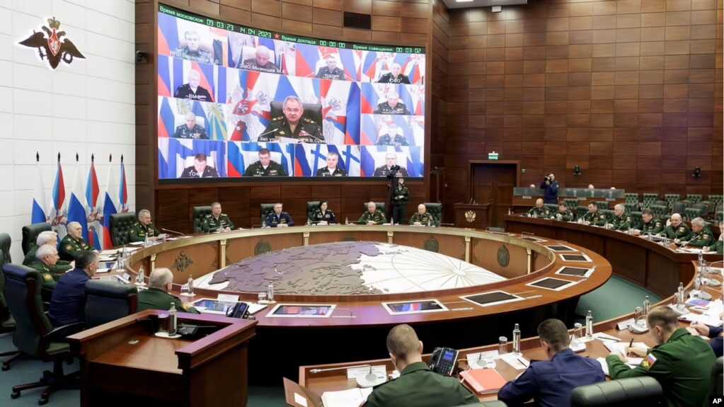 armada pasifik rusia siaga tinggi Menteri Pertahanan Rusia Sergei Shoigu (keempat kiri) menyampaikan pidato pada pertemuan dengan para perwira tinggi di Moskow, Rusia, Jumat, 14 April 2023. (Layanan Pers Kementerian Pertahanan Rusia via AP)