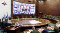 armada pasifik rusia siaga tinggi Menteri Pertahanan Rusia Sergei Shoigu (keempat kiri) menyampaikan pidato pada pertemuan dengan para perwira tinggi di Moskow, Rusia, Jumat, 14 April 2023. (Layanan Pers Kementerian Pertahanan Rusia via AP)