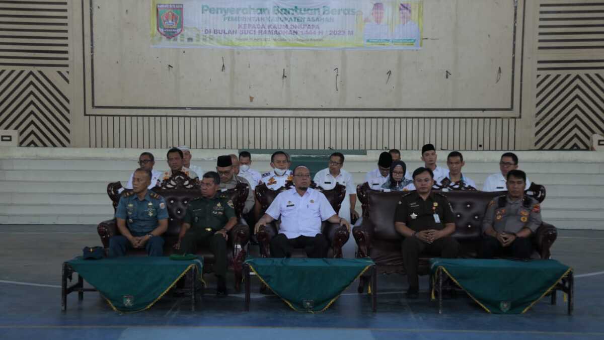 bagi sembako sekda asahan Sekda Asahan menyerahkan bantuan beras untuk kaum dhuafa, Kamis (13/4/2023). (JurnalTerkini.id/rizki)