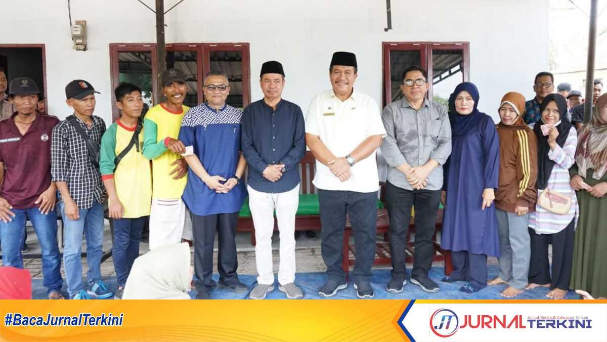 bantuan baznas ke petugas dlh asahan Foto bersama usai penyerahan bantuan dari Baznas Asahan kepada petugas kebersihan di gudang Bulog, Kamis (13/4/2023). (JurnalTerkini.id/Rizki)