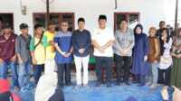 bantuan baznas ke petugas dlh asahan Foto bersama usai penyerahan bantuan dari Baznas Asahan kepada petugas kebersihan di gudang Bulog, Kamis (13/4/2023). (JurnalTerkini.id/Rizki)