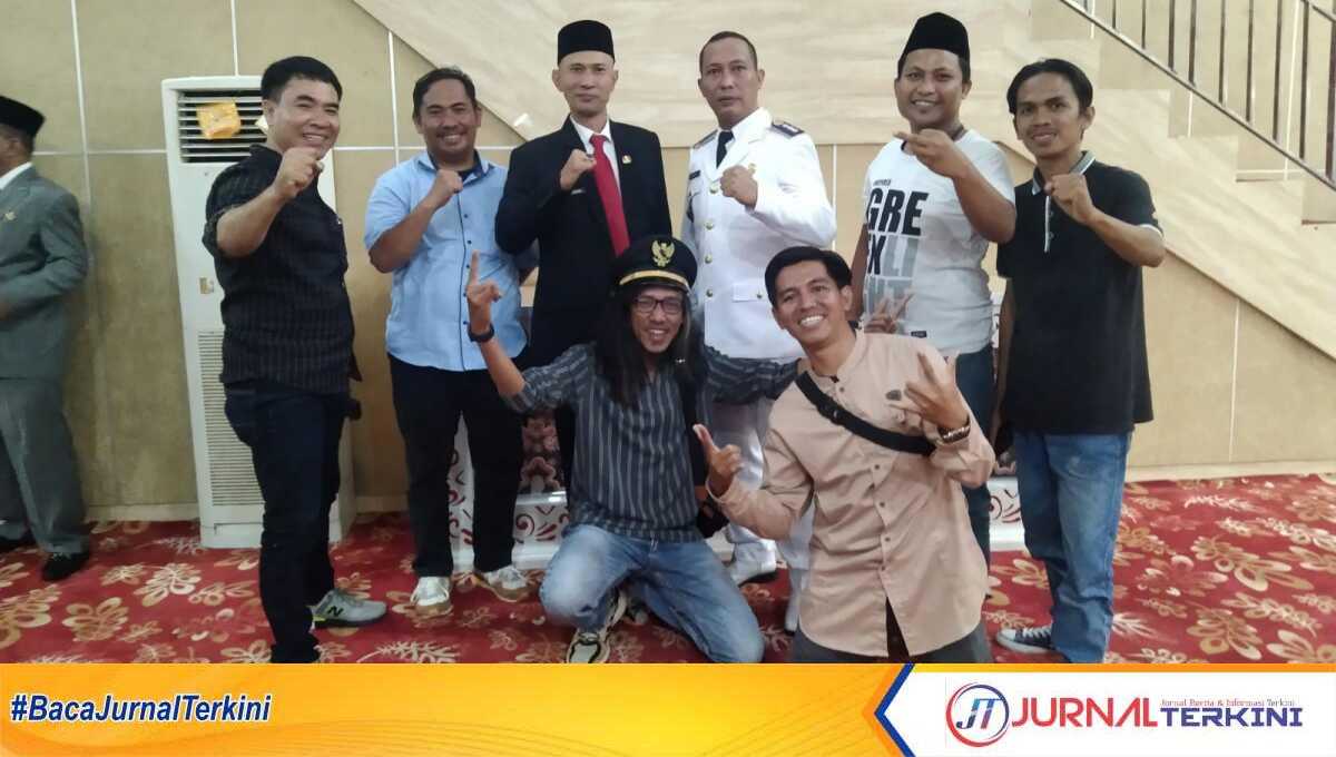 Salman Alfaresi berfoto bersama jurnalis (JurnalTerkini.id/f. istimewa)