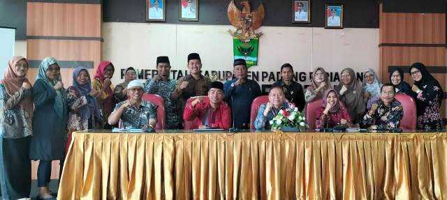 dinkes padang pariaman Rapat Koordinasi FKS Kabupaten Padang Pariaman, Kamis (6/4/2023) di aula Dinas Kesehatan Padang Pariaman, di Parikmalintang. Berfoto bersama (foto: sumbar.siberindo.co)