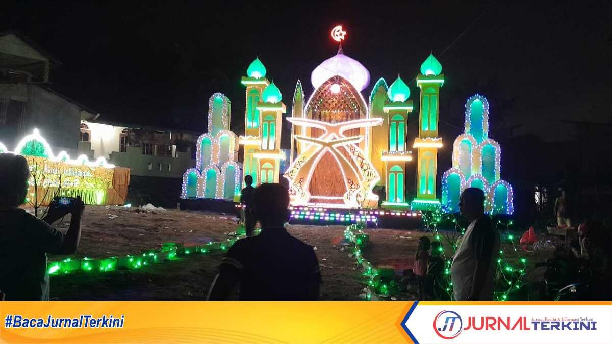 Penampakan miniatur masjid gemerlap dengan warna-warni cahaya yang dibangun warga Bukit Senang, Kamboja-Nur, RT 001/RW 001. Kelurahan Tanjung Balai, Kecamatan Karimun, Jumat (14/4/2023) malam. (JurnalTerkini.id/Rusdi)