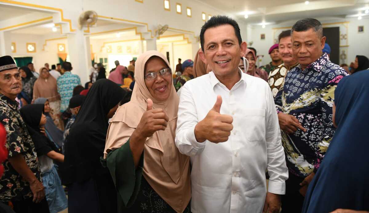 Gubernur Ansar Ahmad bertemu masyarakat Lingga sekaligus memberi bantuan sembako untuk memenuhi kebutuhan selama bulan suci Ramadan. Kegiatan itu dilaksanakan Gedung Nasional Dabo, Minggu (02/04). (Foto: Ist/jurnalterkini.id)