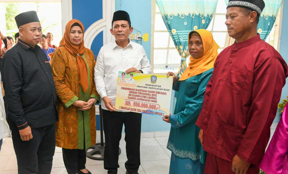 Gubernur Ansar Ahmad didampingi Ketua PK-PKK Kepri Dewi Ansar, meninjau pembangunan renovasi masjid At-Taqwa. Gubernur juga memberikan bantuan uang kepada RT se-Lingga, Sabtu (1/4/2023). (Foto: Ist/jurnalterkini.id)