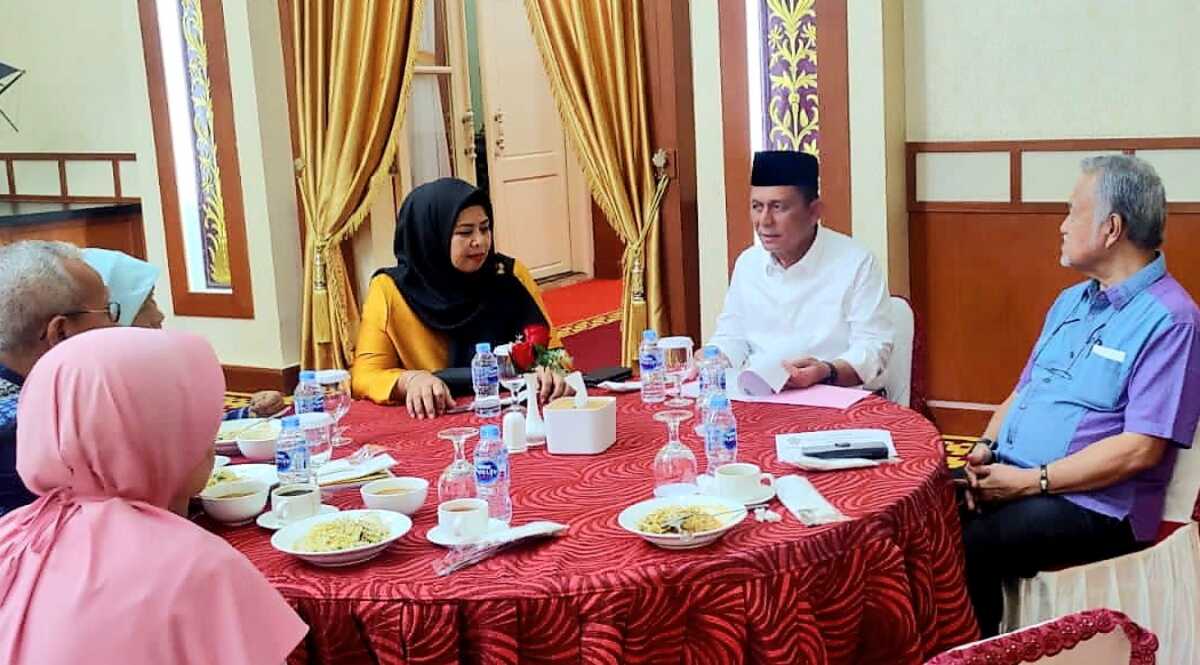 Gubernur Kepri Ansar Ahmad beserta istri, menerima kedatangan pengurus PWRI Kepri yang diketuai oleh Herizal Hood, di Gedung Daerah, Tanjungpinang, Sabtu (18/3/2023). (Foto: Istimewa/jurnalterkini.id)