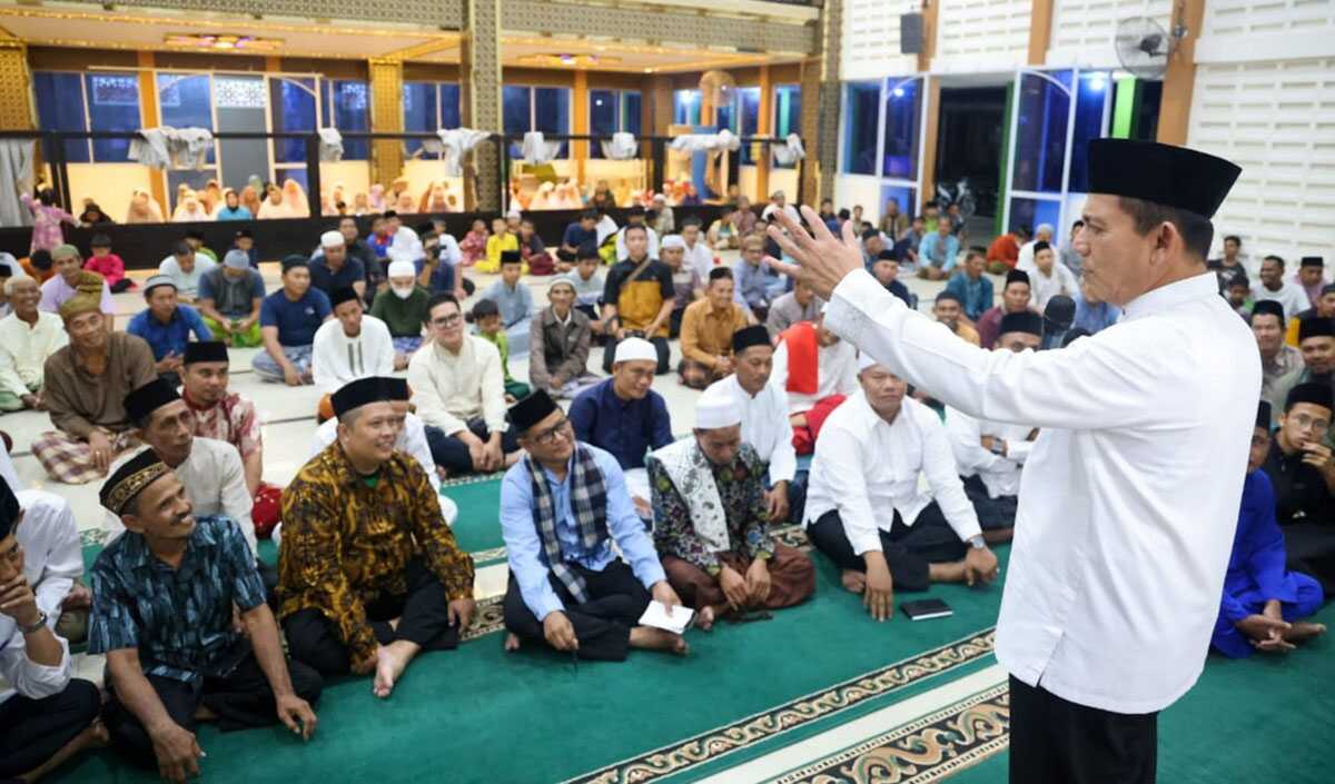 Gubernur H. Ansar Ahmad melakukan Safari Ramadan 1444 H malam ketiga belas di masji Darul Muttaqin, Sagulung, Batam, Senin (3/4/2023). (Foto: Ist/jurnalterkini.id)