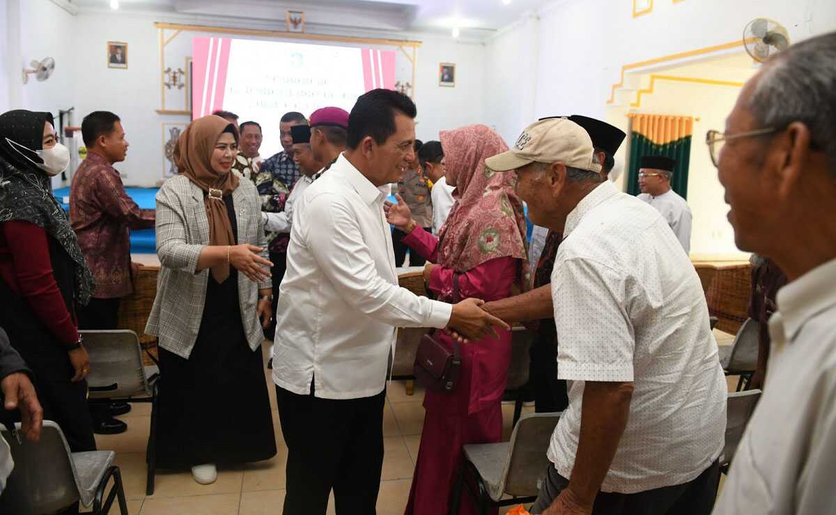 Gubernur Kepulauan Riau H. Ansar Ahmad didampingi Ketua PK-Kepri Dewi Ansar, menyerahkan berbagai bantuan kepada masyarakat Lingga, yang dipusatkan di aula SMAN 1 Singkep, Kabupaten Lingga, Minggu (2/4/2023). (Foto:Ist/jurnalterkini.id)
