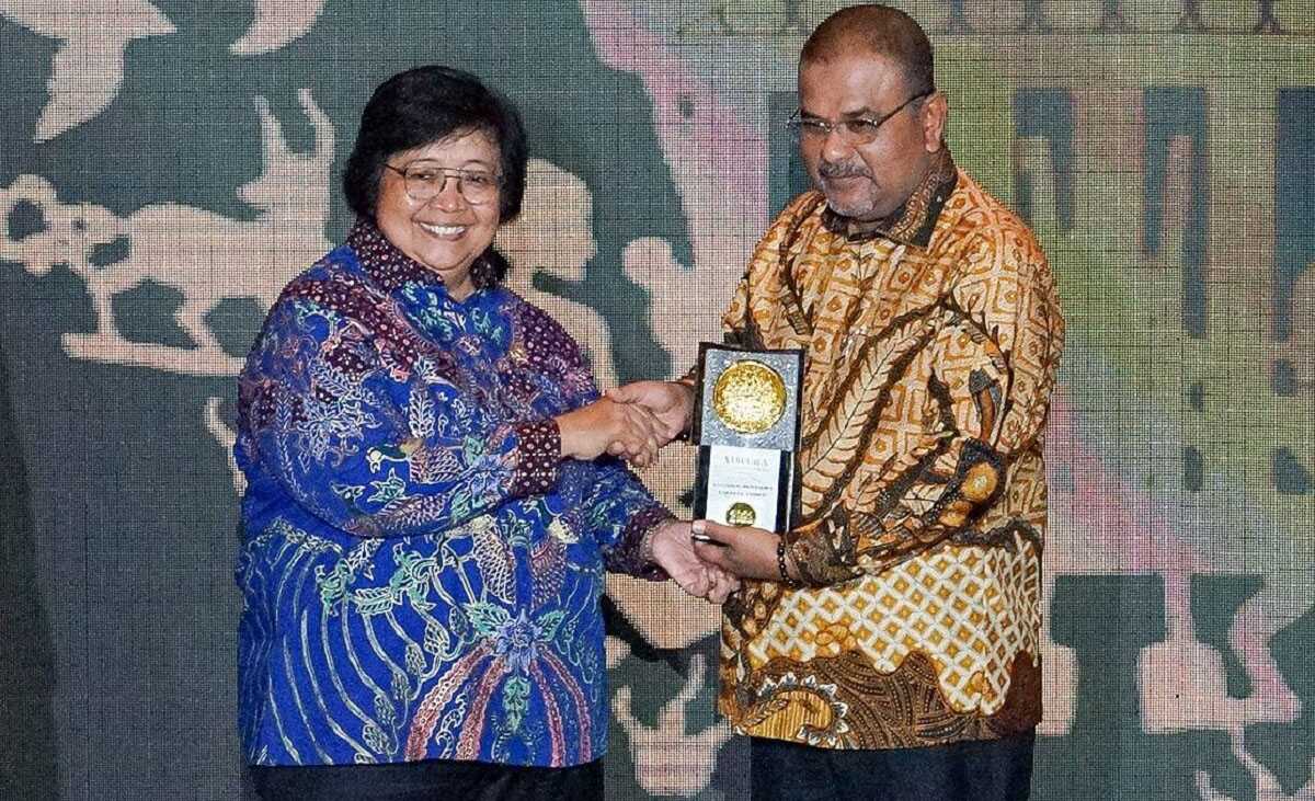 karimun raih adipura-4 Bupati Karimun Aunur Rafiq menerima Piala Adipura dari Menteri Lingkungan Hidup Siti Nurbaya di Jakarta beberapa waktu lalu. (Dok Humas Pemkab Karimun)