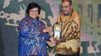 karimun raih adipura-4 Bupati Karimun Aunur Rafiq menerima Piala Adipura dari Menteri Lingkungan Hidup Siti Nurbaya di Jakarta beberapa waktu lalu. (Dok Humas Pemkab Karimun)