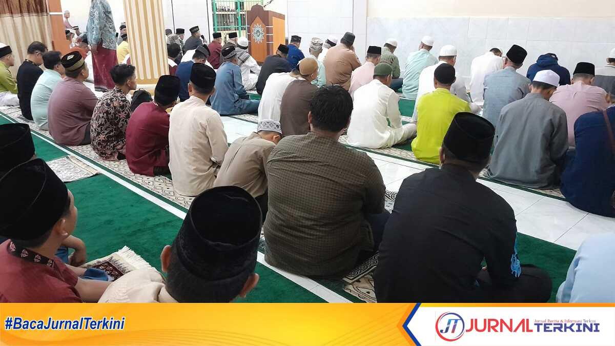 muhammdiyah karimun shalat idul fitri-1 Warga Muhammadiyah Karimun shalat Idul Fitri di Masjid Nurul Ihsan, Jumat (21/4/2023). Hujan mengguyur sejak subuh menyebabkan shalat id batal di lapangan Coastal Area. (JurnalTerkini.id/Rusdianto)