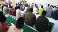 Warga Muhammadiyah Karimun shalat Idul Fitri di Masjid Nurul Ihsan, Jumat (21/4/2023). Hujan mengguyur sejak subuh menyebabkan shalat id batal di lapangan Coastal Area. (JurnalTerkini.id/Rusdianto)