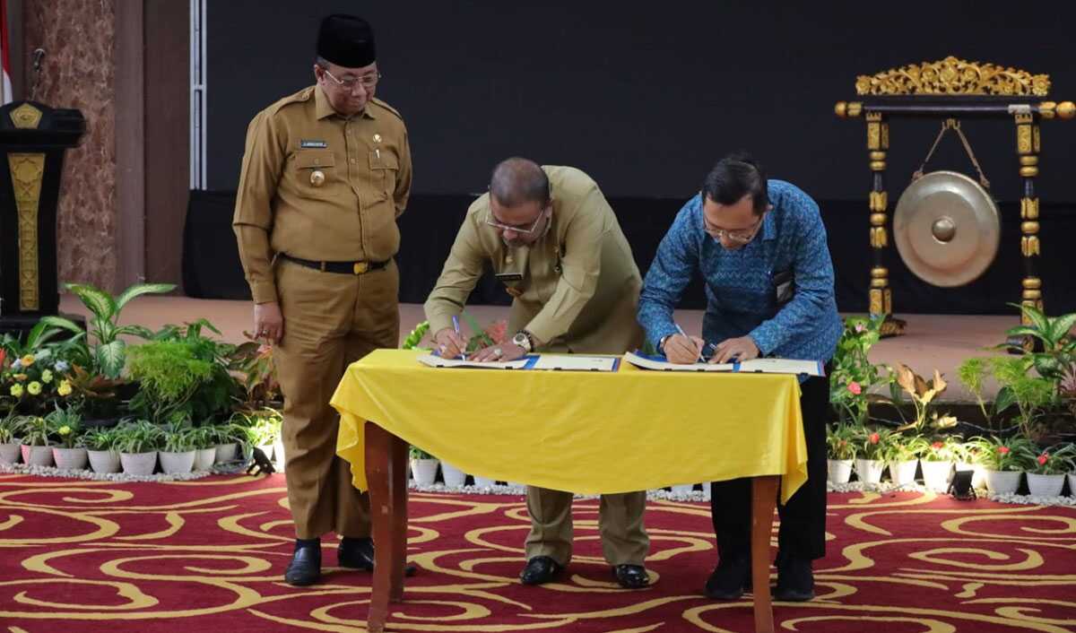 penandatanganan MoU antara Bupati dengan BPJS Ketenagakerjaan tentang perlindungan bagi para nelayan di Kabupaten Karimun.