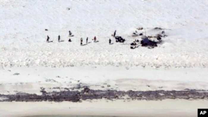 nelayan Indonesia di pantai bedwell Australia Para nelayan dari Indonesia berdiri di sebuah pantai di Pulau Bedwell, 313 kilometer sebelah barat Broome, Australia, Senin, 17 April 2023. (Otoritas Keselamatan Maritim Australia via AP)