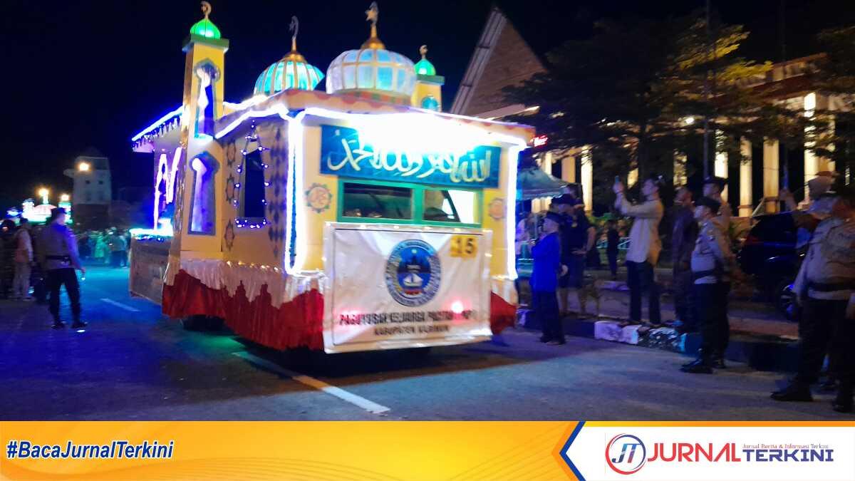 Sejumlah polisi mengamankan Festival Kendaraan Hias dalam rangka pawai takbir Idul Fitri 1444 H yang dilepas di Coastal Area Tanjung Balai Karimun, Jumat (21/4/2023) malam. Polisi menutup akses ke kawasan ini untuk kelancaran pelepasan pawai takbir. (JurnalTerkini.id/rusdi)