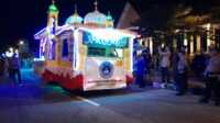 Sejumlah polisi mengamankan Festival Kendaraan Hias dalam rangka pawai takbir Idul Fitri 1444 H yang dilepas di Coastal Area Tanjung Balai Karimun, Jumat (21/4/2023) malam. Polisi menutup akses ke kawasan ini untuk kelancaran pelepasan pawai takbir. (JurnalTerkini.id/rusdi)