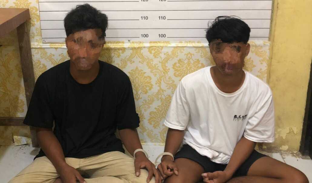 Dua tersangka kasus asusila terhadap anak di bawah umur Unit Reserse Kriminal (Reskrim) Polsek Palmatak Polres Anambas, Kamis (27/4/2023). (foto Dok. Polres Anambas)