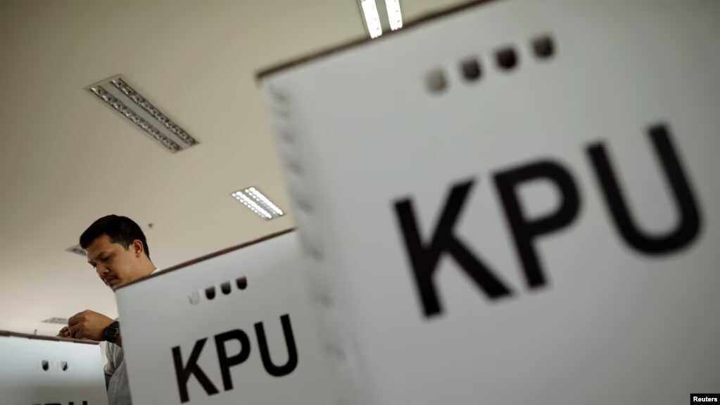 Seorang petugas menyiapkan materi pemilu untuk didistribusikan ke TPS di Jakarta, 16 April 2019. (REUTERS/Edgar Su)