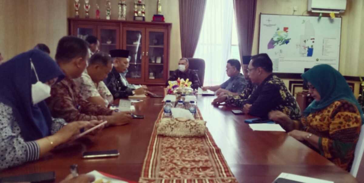 persiapan stqh kafilah natuna Rodhial Huda saat memimpin rapat persiapan STQH tingkat Provinsi Kepulauan Riau Tahun 2023. (foto Diskominfo Natuna)